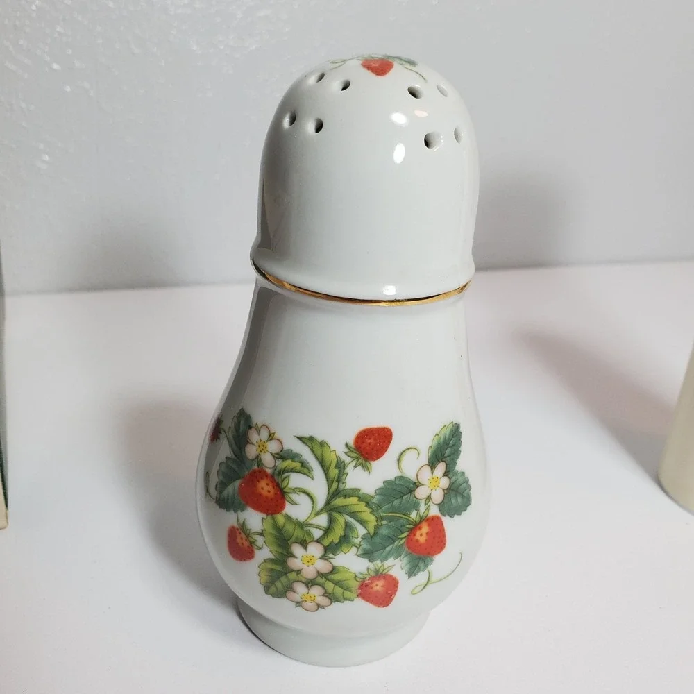 VTG 1979 Avon Porcelain Strawberry Sugar Shaker 22k Gold Trim W/Talc In Box‎